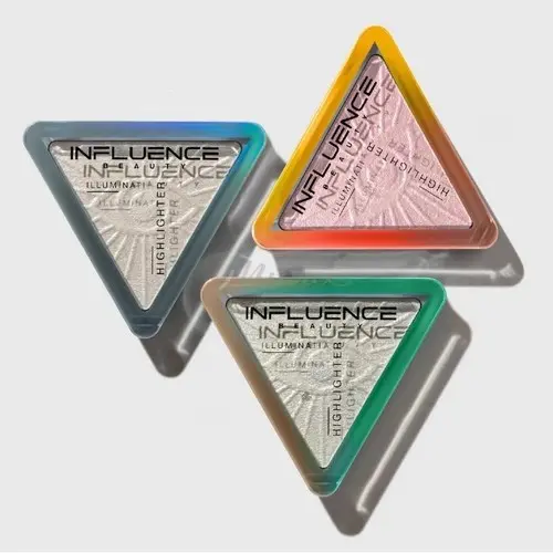 Colecția de iluminatoare prismatice Influence Beauty Illuminatia în ambalaj triunghiular, oferind reflexii multidimensionale, particule fine sclipitoare și strălucire de lungă durată. 